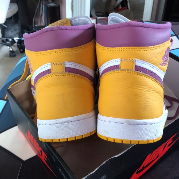 🔥🔥Air Jordan 1 Retro High OG in Gold/Light Purple - Picture 3 of 4